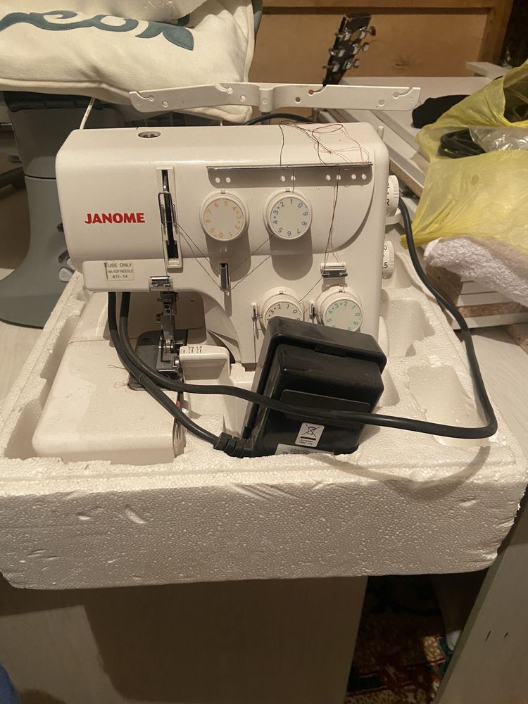 Оверлок  Janome 8002