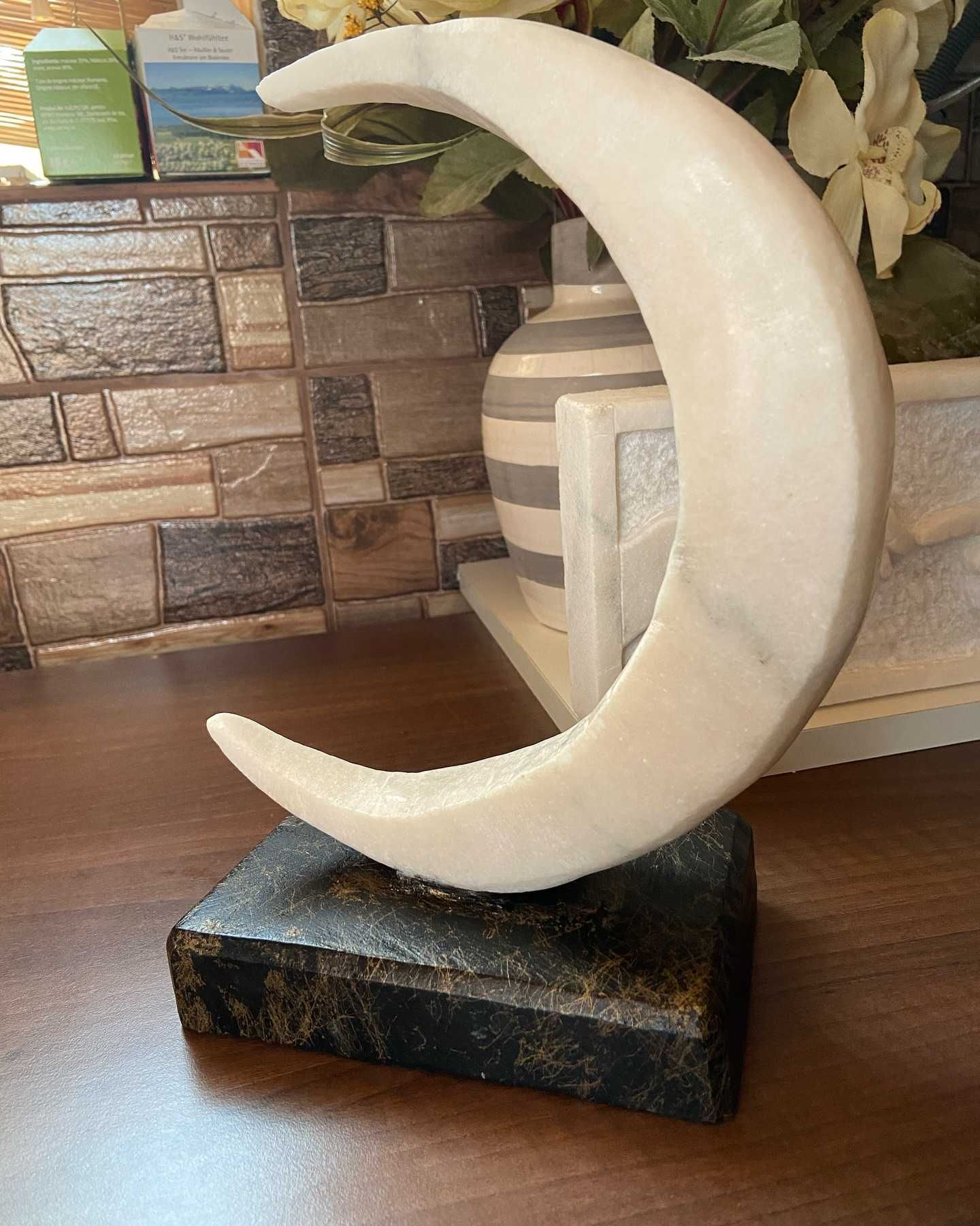 Sculptura marmura semi-luna white carrara marble realizata manual
