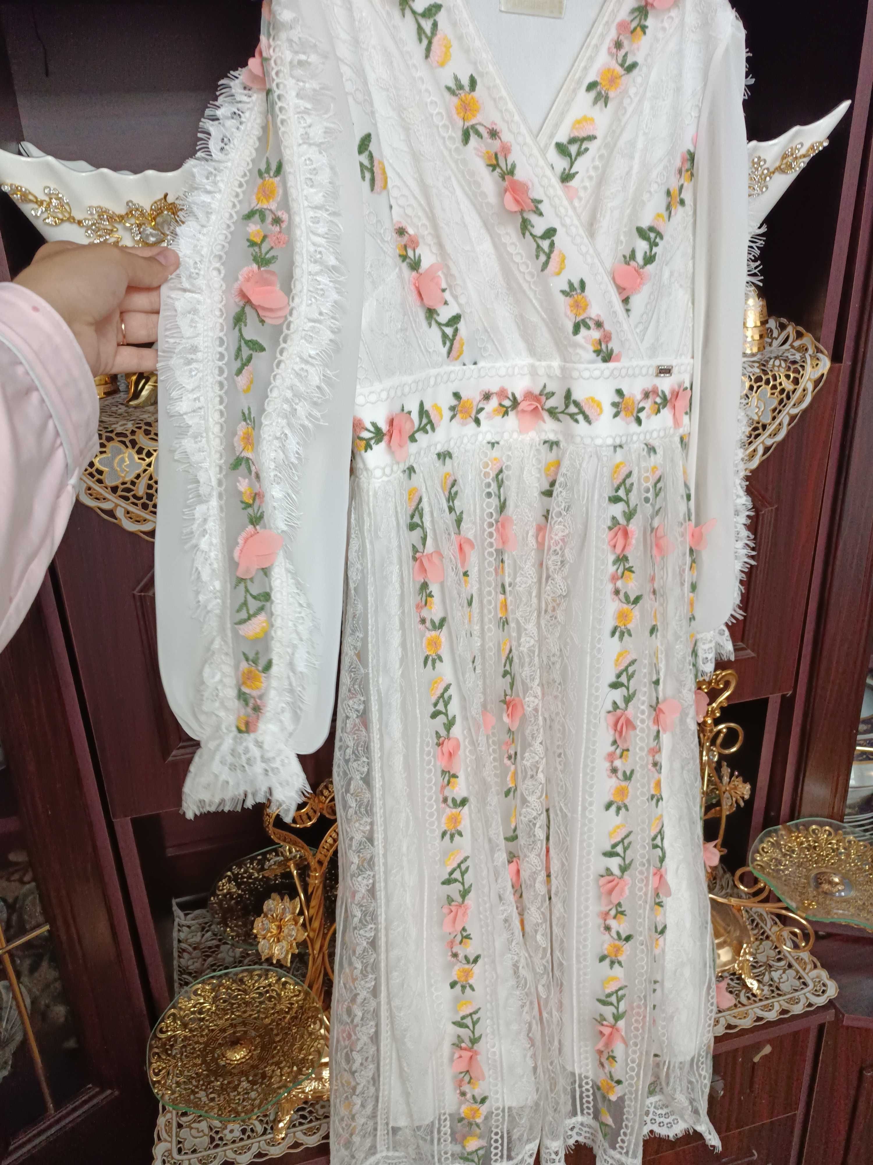 Продается платье белого цвета с цветочками