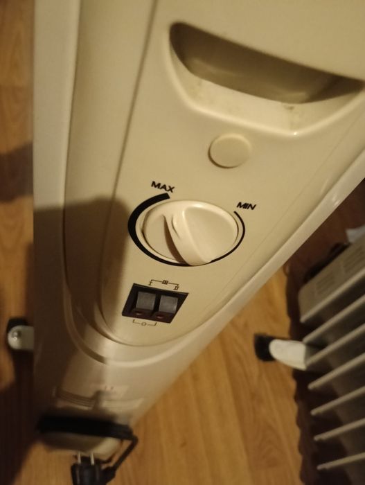 Vând calorifer electric pe ulei cu 13 elementi