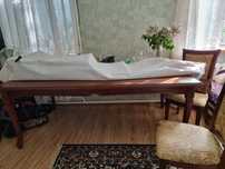Продаю стол и 8 стульев в хорошем состоянии