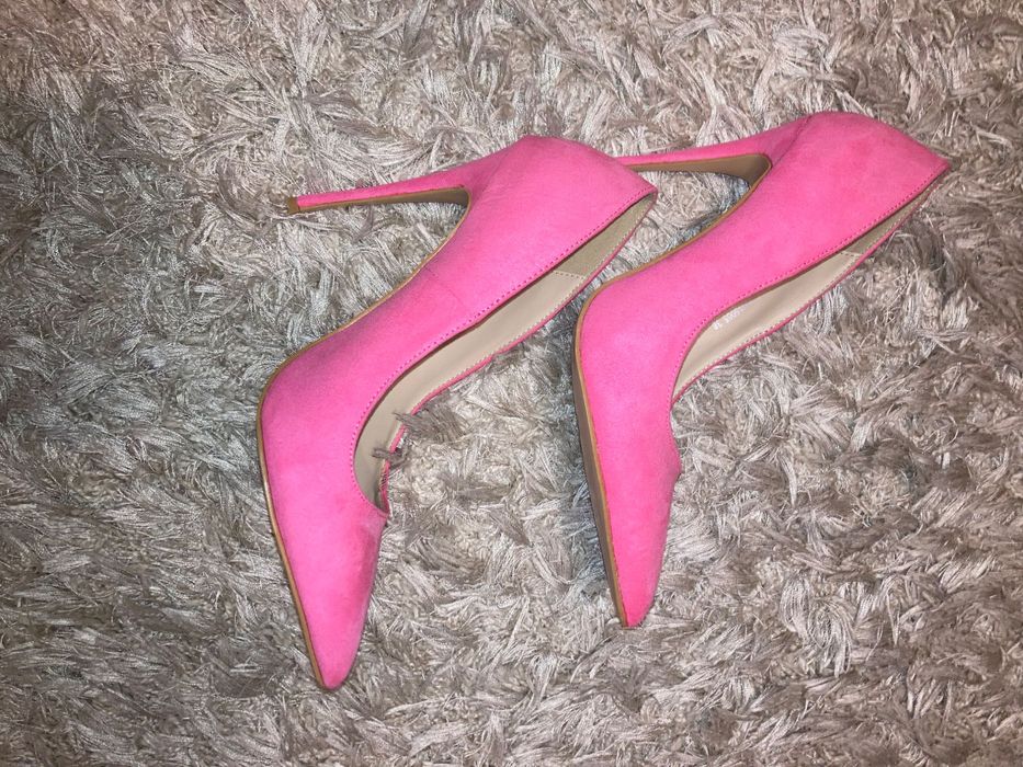 Vând pantofi roz
