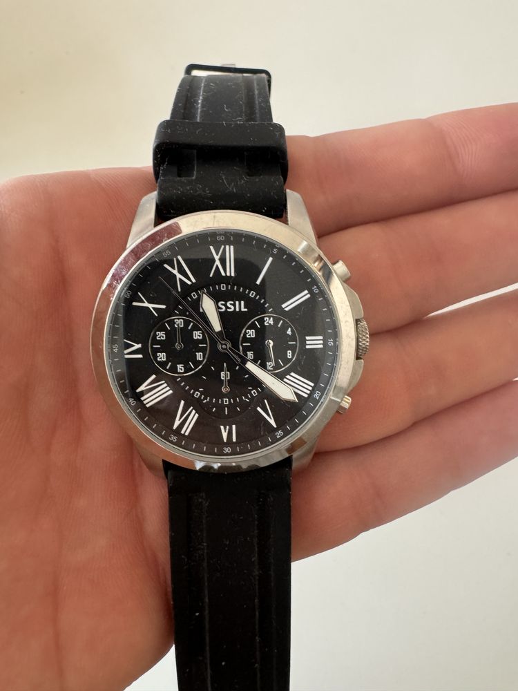 Продавам часовник Fossil