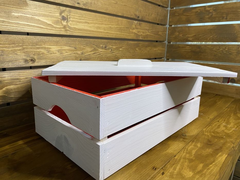 Бяло-червена декоративна дървена щайга с капак