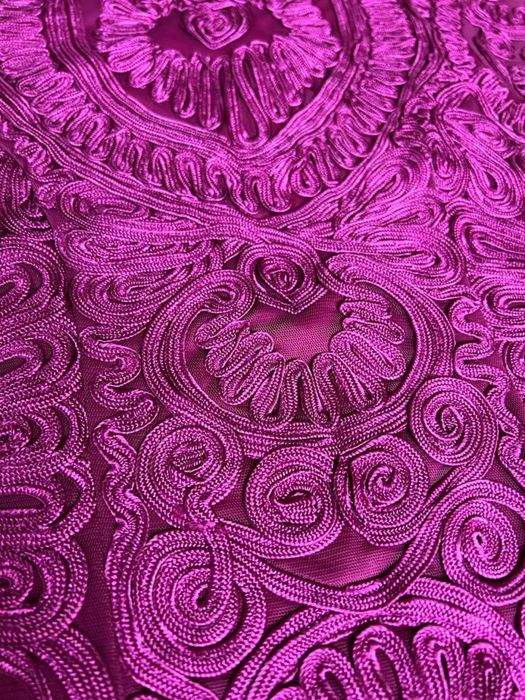 Цикламена рокля с дантелени мотиви, S