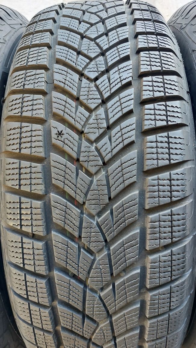Зимни гуми 225/65/17 Goodyear Ultragrip Performance + 4 броя