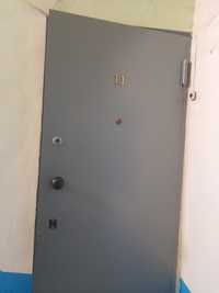 Двери желнзные входные в отличном состоянии серого цвета вместе с коро