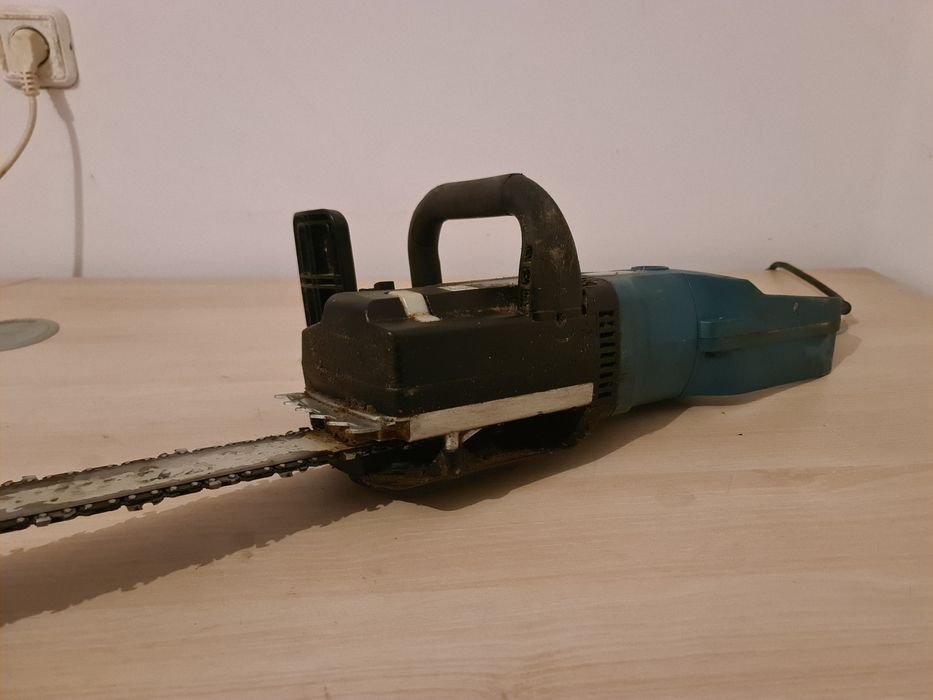 Drujba electrica cu fir Makita