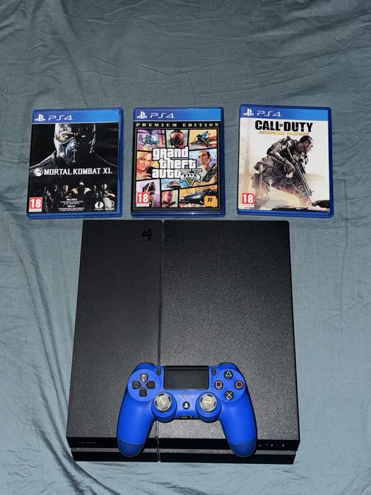 PS4 + Controller cu husă + 3 jocuri