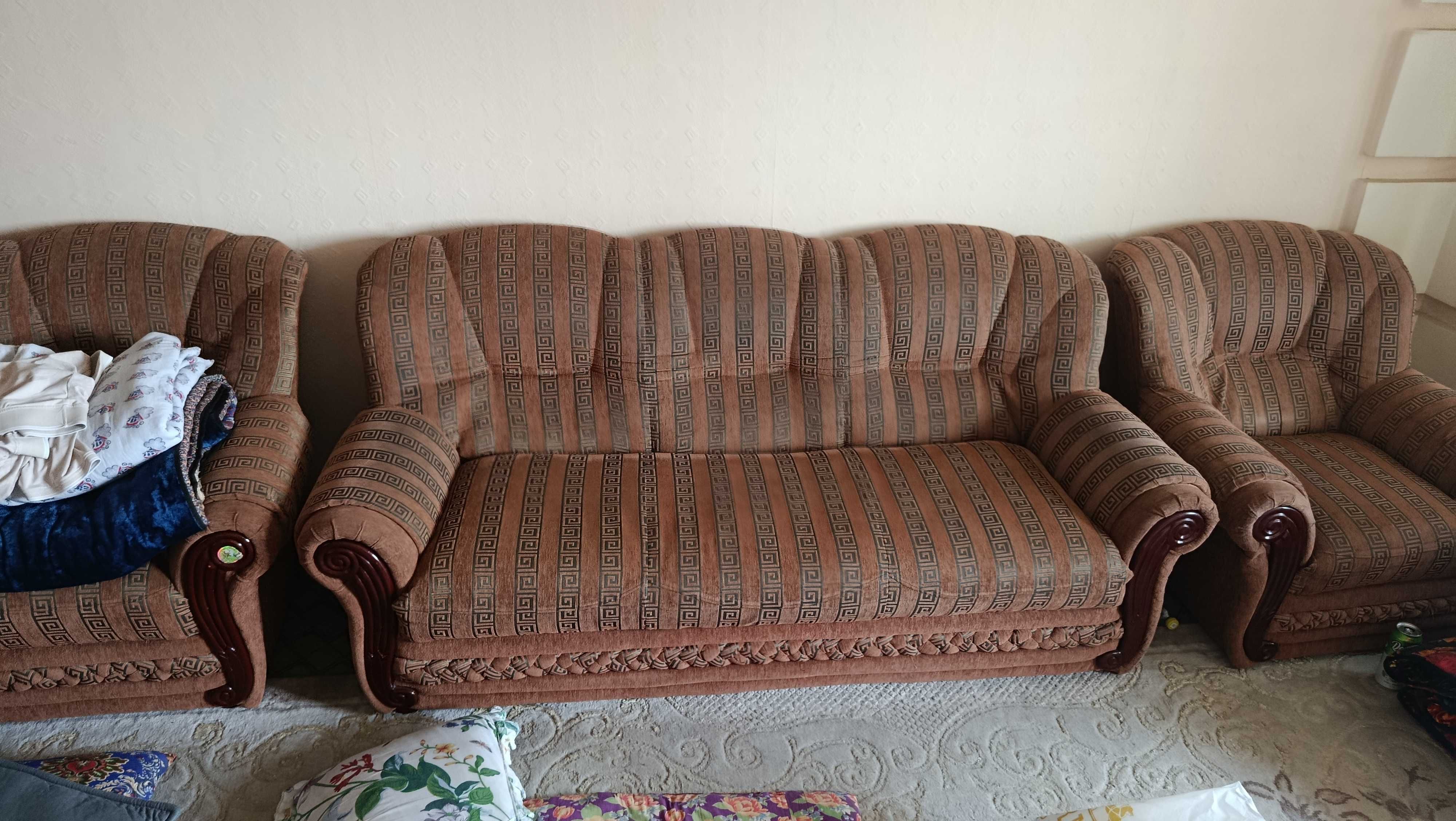 Mebel divar kreslo holati yaxshi yirtilgan joyi yoq 4m obshi