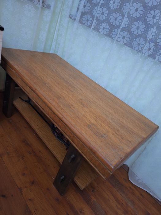 Дървена холна маса