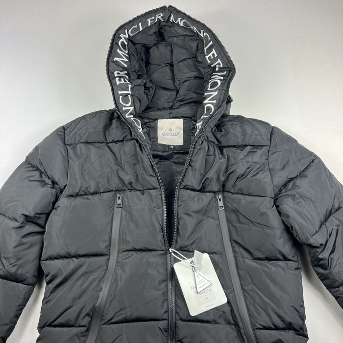 Moncler мъжко яке – черно матирано с бродерия