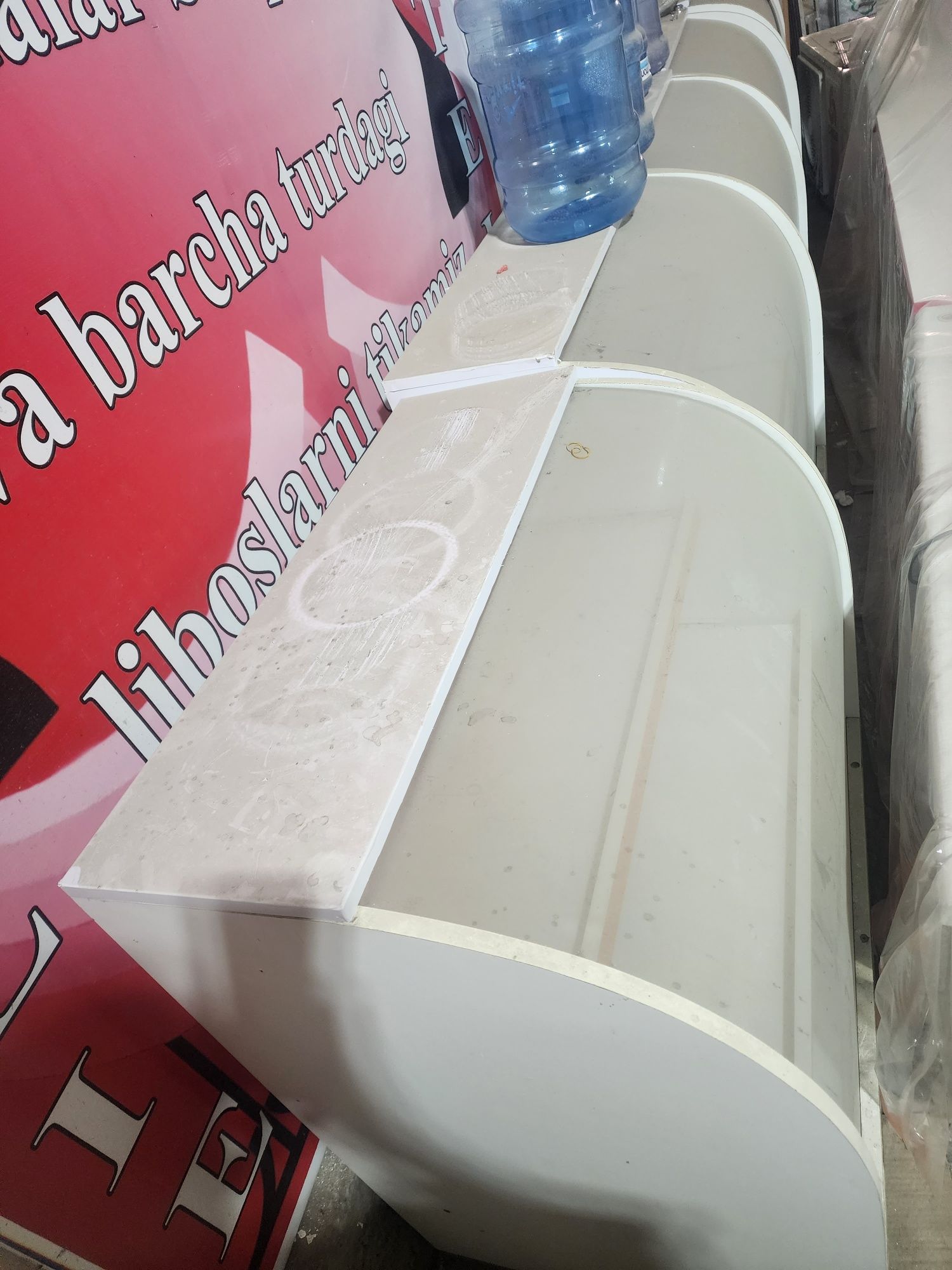 Tekinga stelaj vitrina bervoriladi