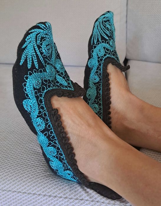 Бродирани родопски терлици