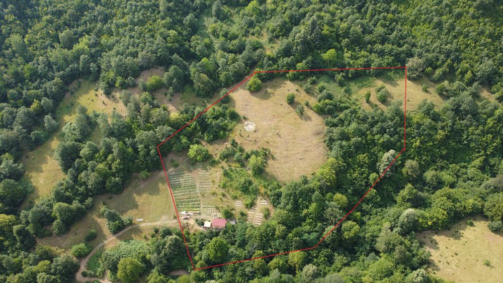 Продава се екологичен проект от 12 710 кв. м. с две нови дървени къщи.