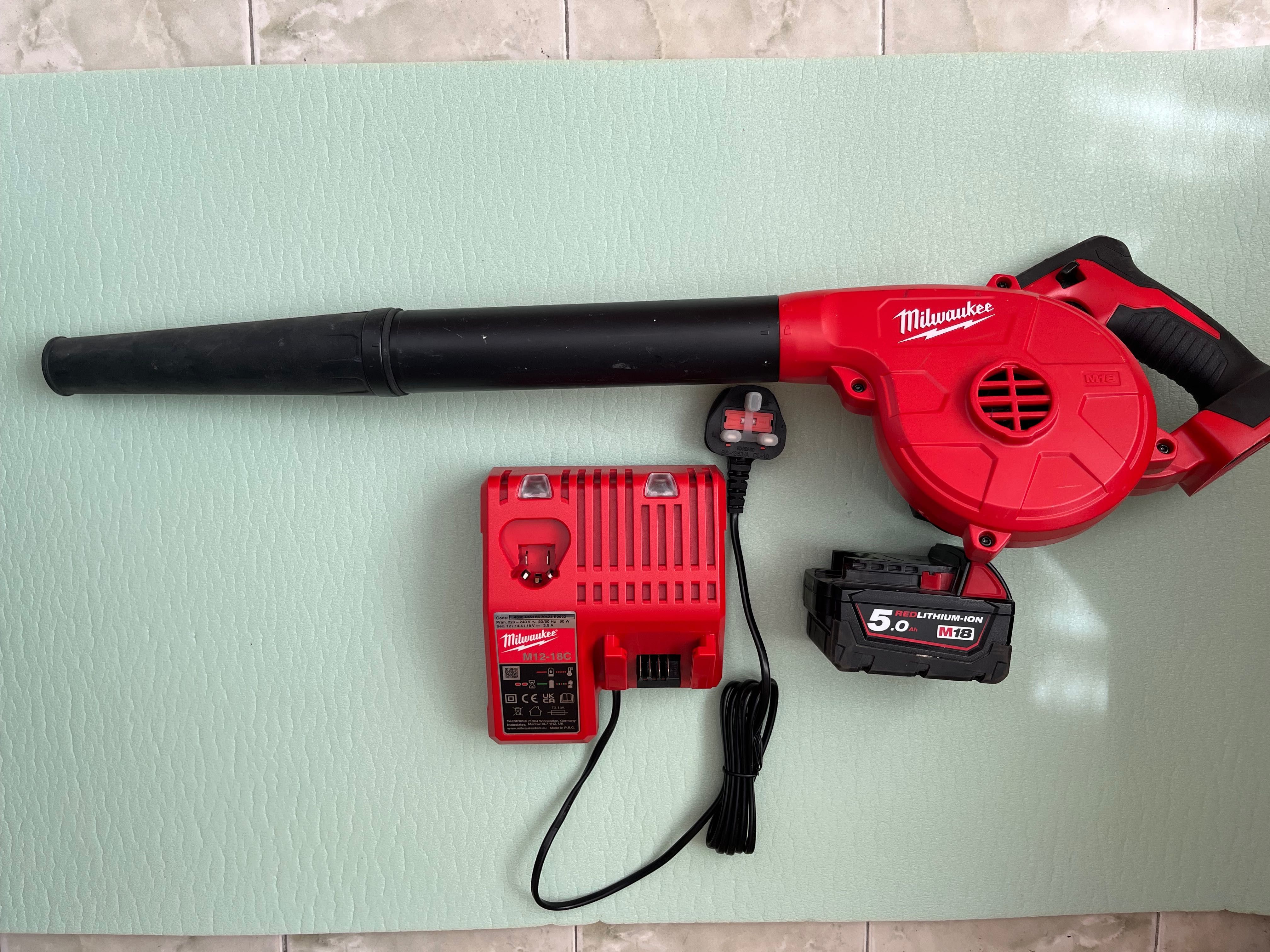 Духалка Milwaukee 18V 5Ah със зарядно