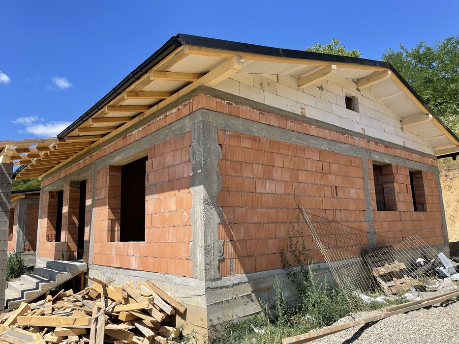Vand casa in rosu Ocazie!!!