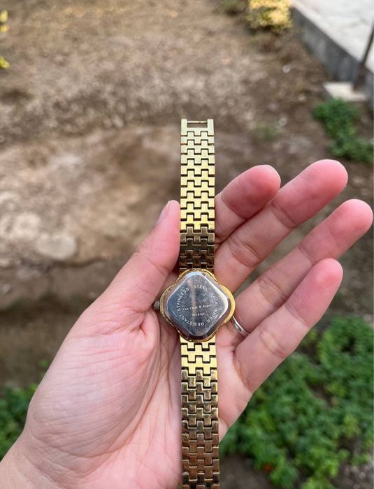 Женский соат сотилади