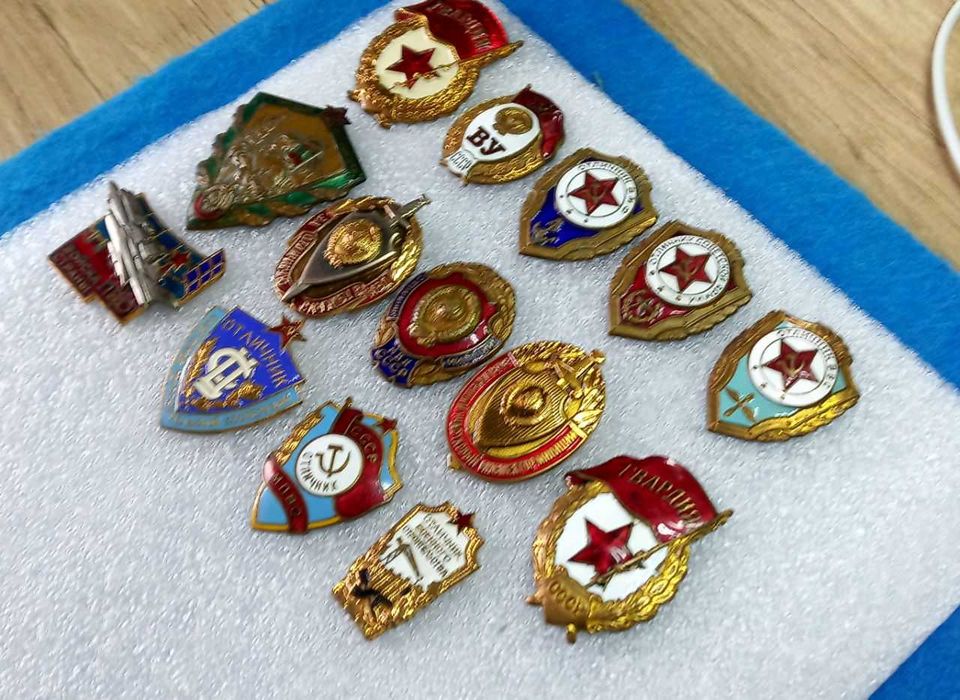 значки знаки СССР тяжелый металл отличники 14шт.