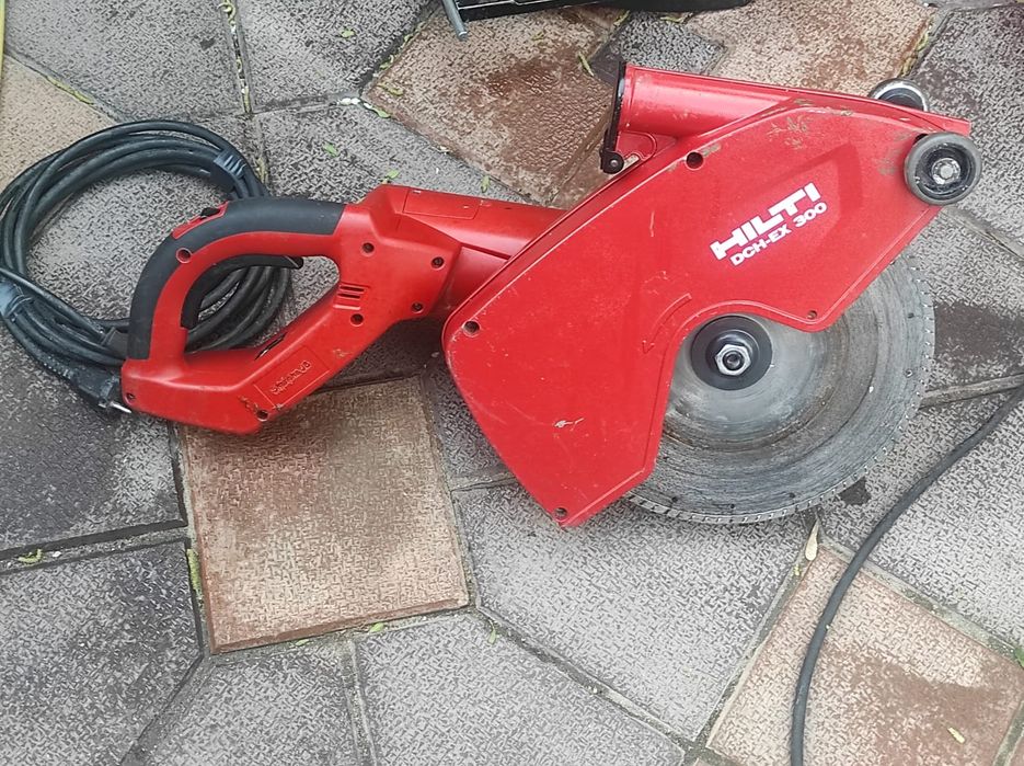 Mașina de făcut canale HILTI DCH 300 că și noua