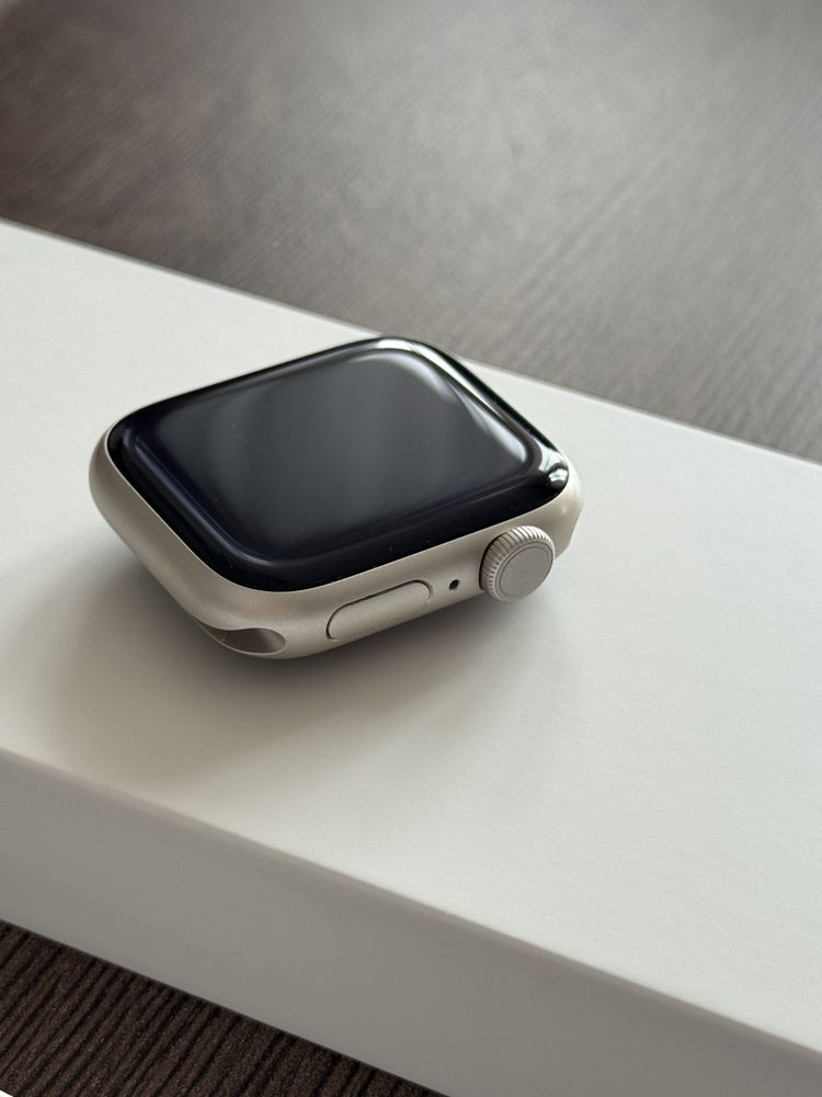 Appla watch series 7 starlight 41mm