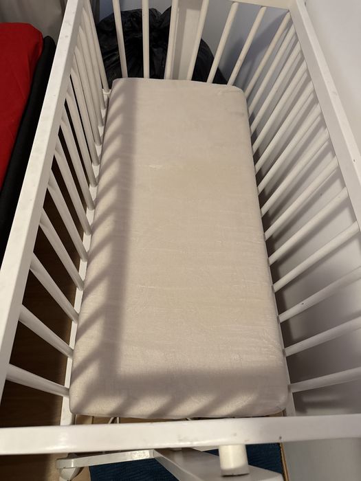 Vand patut bebe alb cu saltea