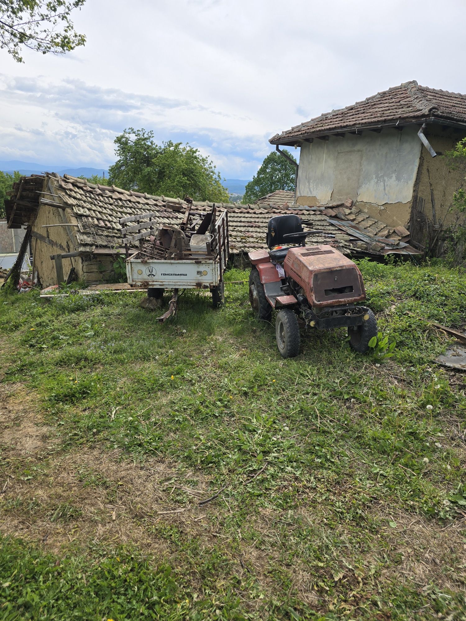 Продавам малко тракторче