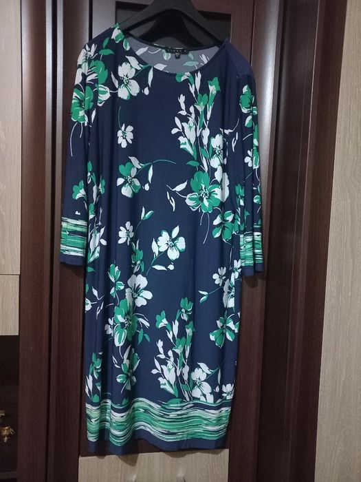 Rochie ușoară și comodă, perfectă pentru birou sau ieșit în oraș.