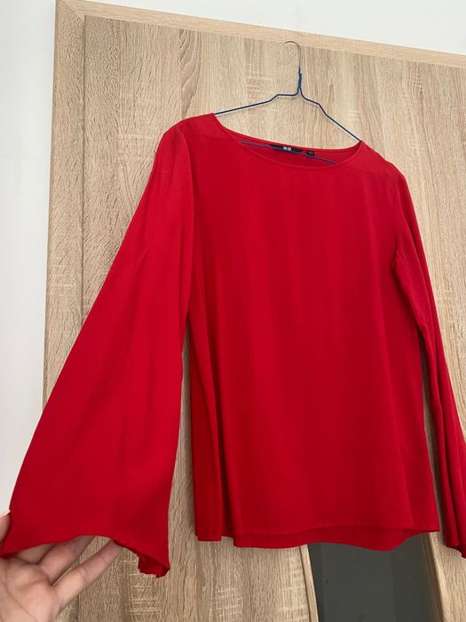 Bluza rosie cu maneca evazata