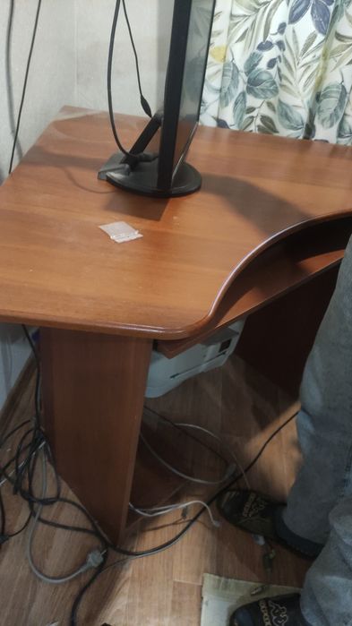 Продам стол комьютерный и компьютер