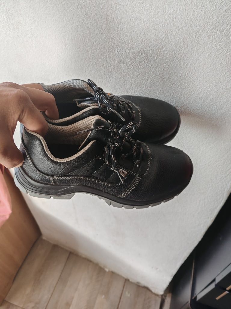 Pantofi/bocanci de securitate/protectie 42 și cei negri 39