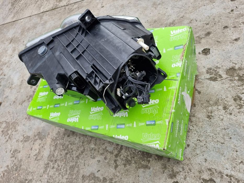 Far stanga bixenon Passat B6 Nou