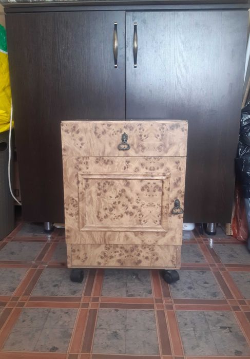 Прикроватная тумба тумбочка на колёсах