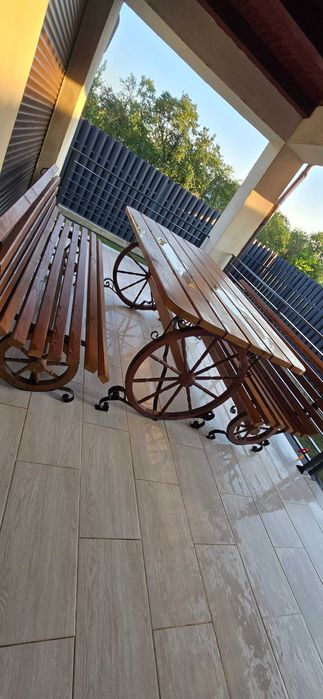 Masă cu banci din lemn masiv și fier forjat