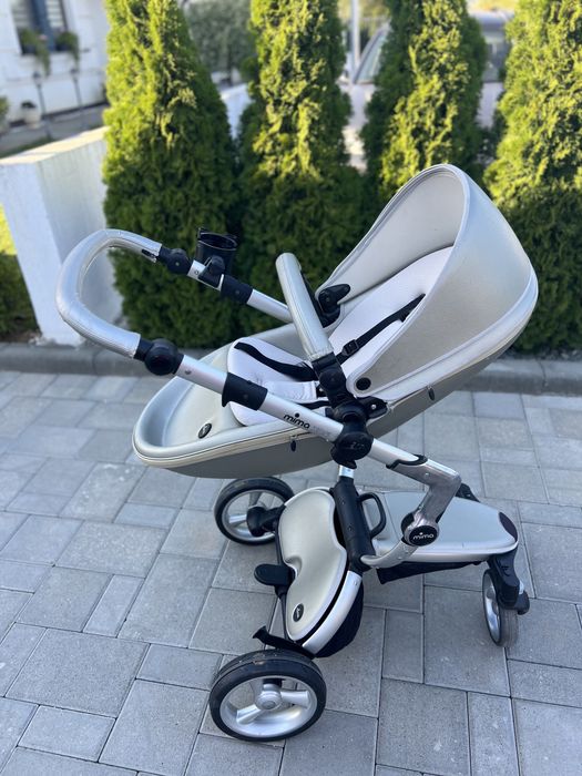 Carucior Mina. Culoare gri. Este 2 in 1 . Se transforma in landou.