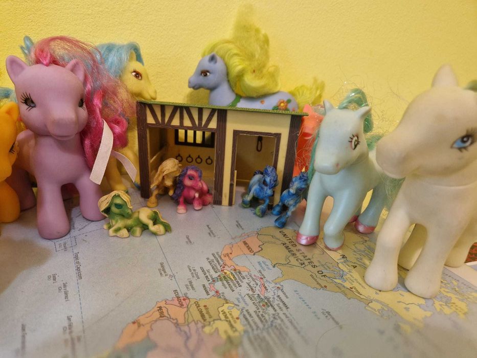 PONEI MAGIKI: Figurine ponei MY LITTLE PONY G2 + grajd