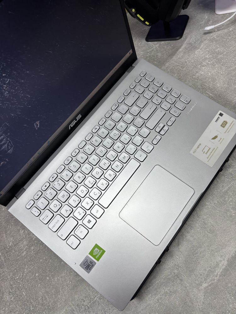 Asus /core i5-1035G1 /Ozy 12 /SSD 256 /Gforge MX110