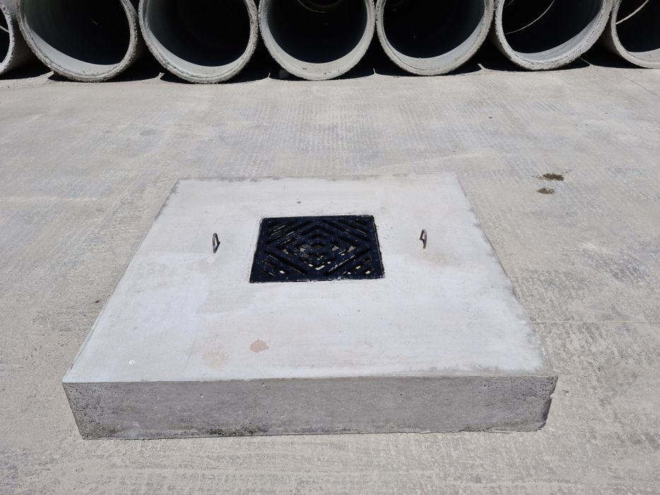 Capace din beton armat cu usa din fonta