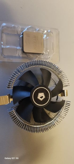 Procesor ryzen 3 3200g,soket am4 și cooler amd.