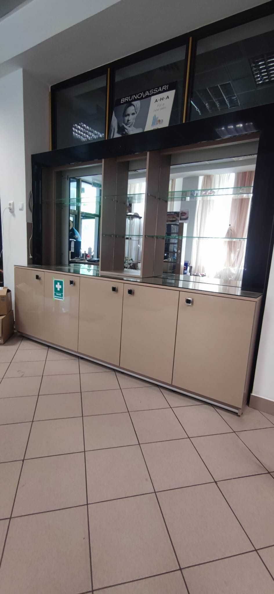 Dulap cu rafturi de sticla (material : MDF lucios)
