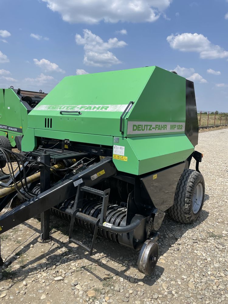Presa de balotat , balotiera rotundă Claas Rollant 46 , Welger , Deutz