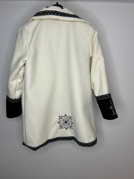 Palton de lana brodat traditional