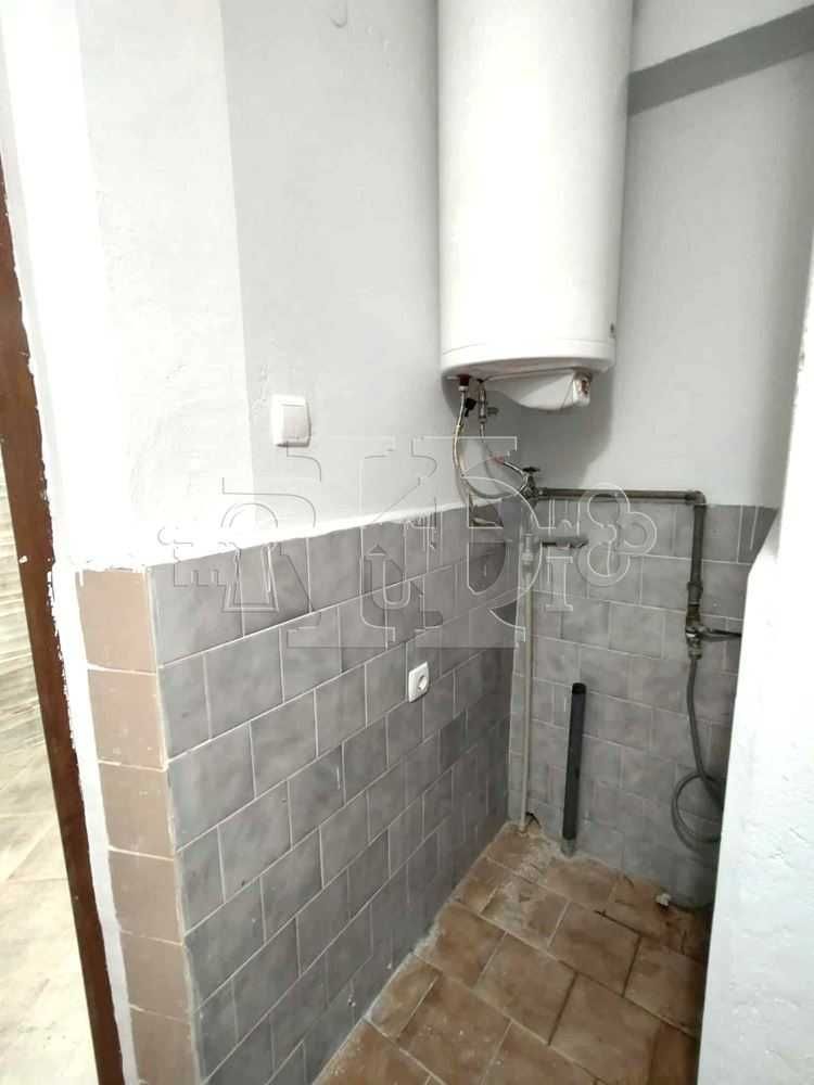 Зад хотел Добруджа, тристаен тухлен обновен апартамент, 81800€.