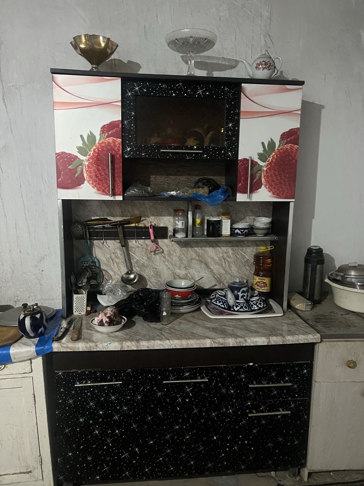 Кухонный шкаф сотилади