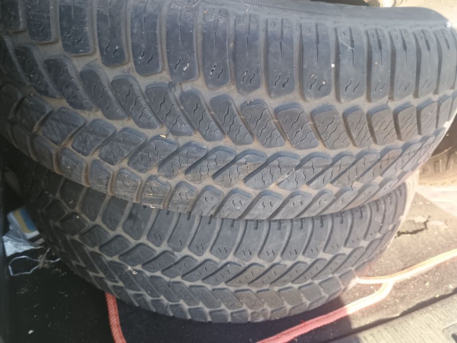 Vând 4 anvelope 195 65 r15