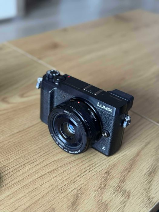 Panasonic Lumix DMC-GX80 + obiectiv Lumix G Pancake 20mm f/1.7