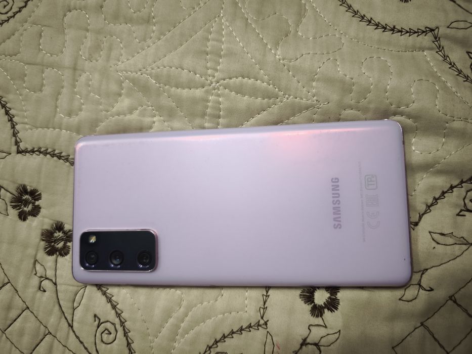 Продам samaung s20 fe.