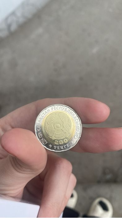 Продам монету 200 тг юбилейная