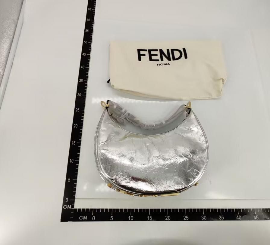 F..ndi.  Fendigraphy bag silver Medium изцяло естествена кожа