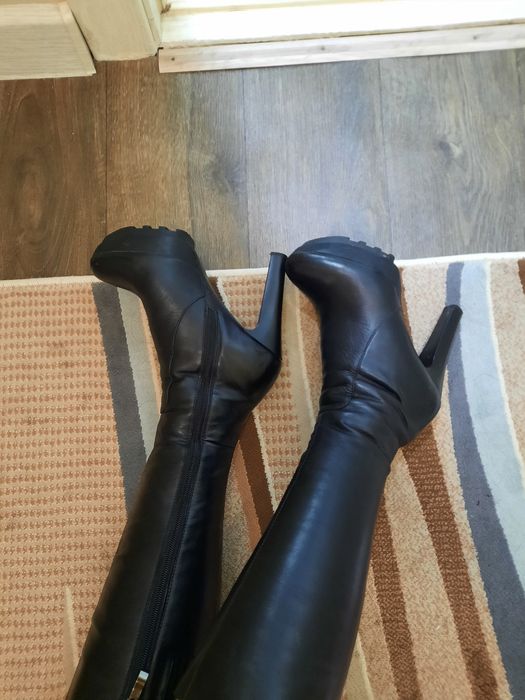 Продаются кожаные сапоги на платформе